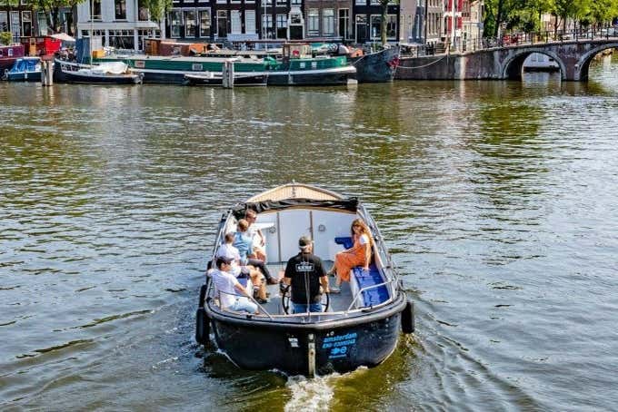 In barca sui canali di Amsterdam