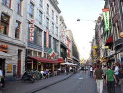 Strada con ristoranti di Amsterdam